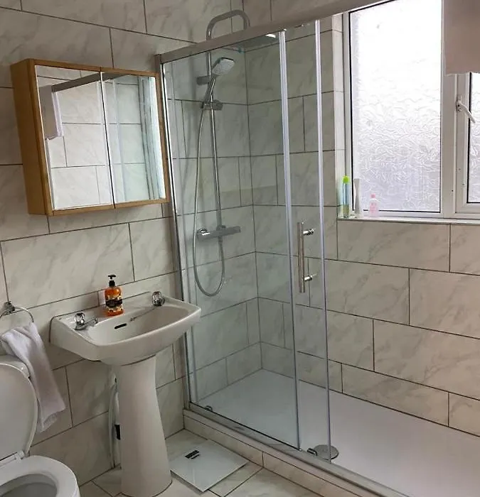 2 Bedroom Flat With Free Parking In Manchester-1
