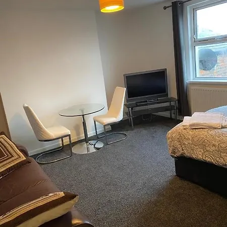 2 Bedroom Flat With Free Parking In Manchester-2
