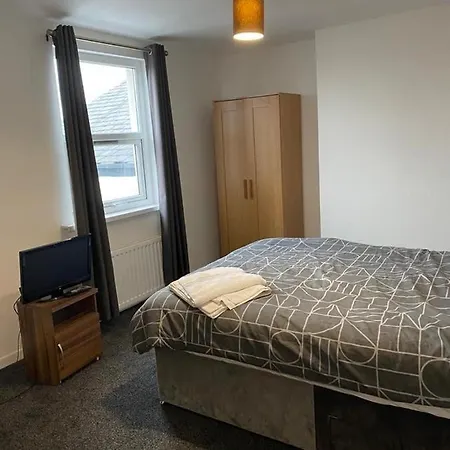 2 Bedroom Flat With Free Parking In Manchester-3